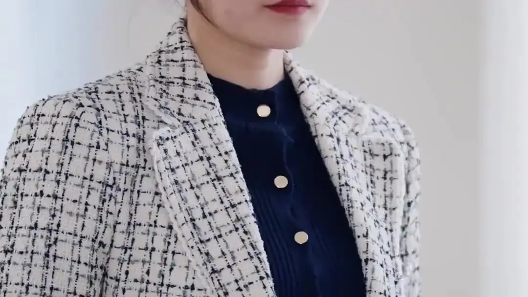 복수는 지금부터: 흰 코트의 그녀가 바닥에 무릎을 꿇은 순간