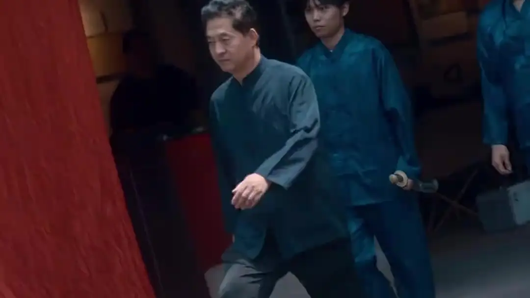 화면 속 붉은 등불, 그리고 그들의 눈빛