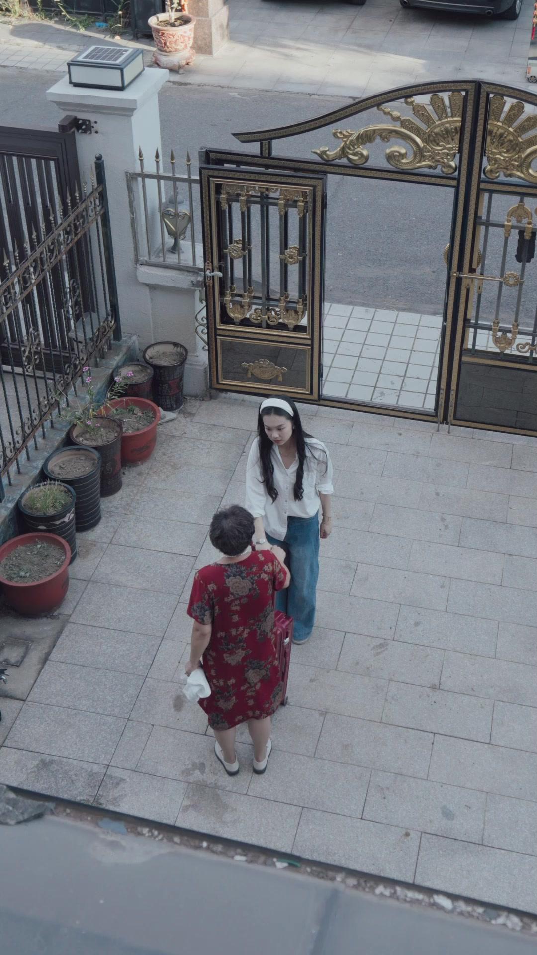 假鬼假怪踢鐵板