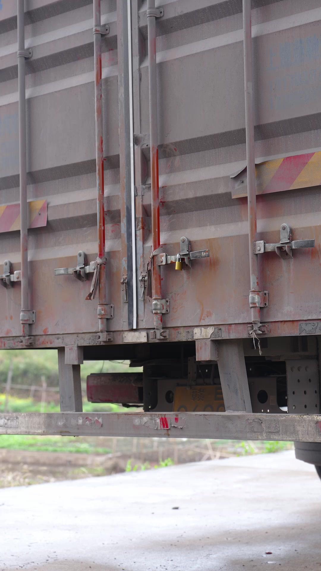 Rahasia di Dalam Truk