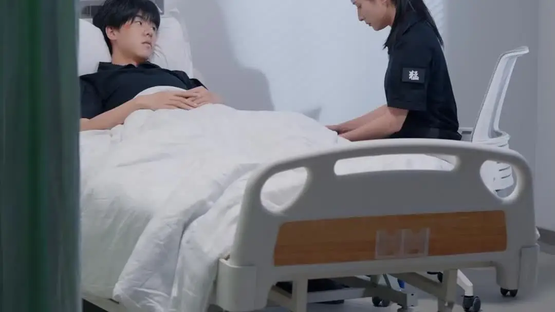 버릴 수 없는 이름: 병실의 손짓과 불길 속의 칼