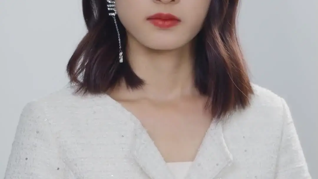 15년 후의 재회: 흰 코트와 검은 가방 사이의 미묘한 긴장감