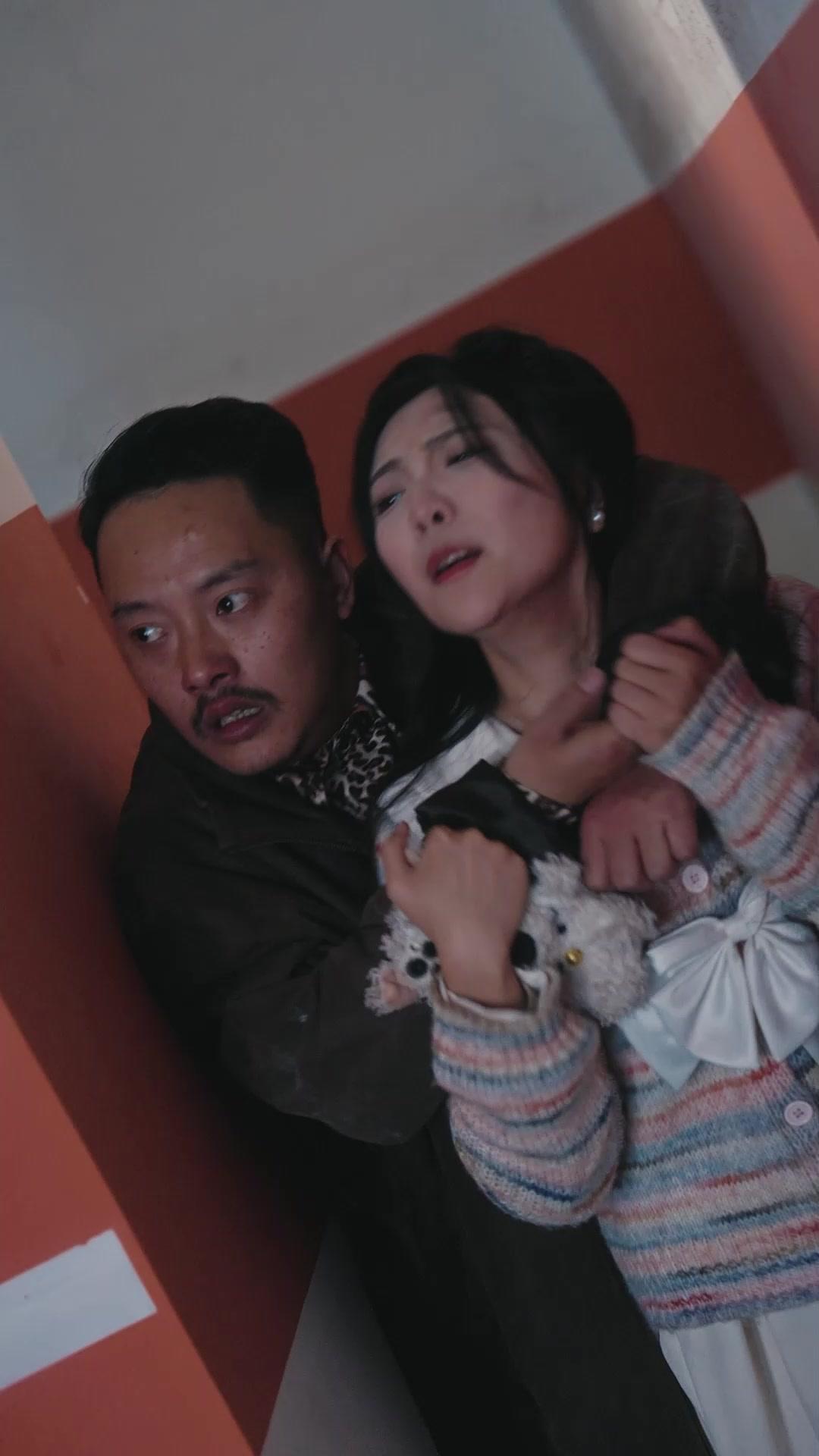 沉默的她