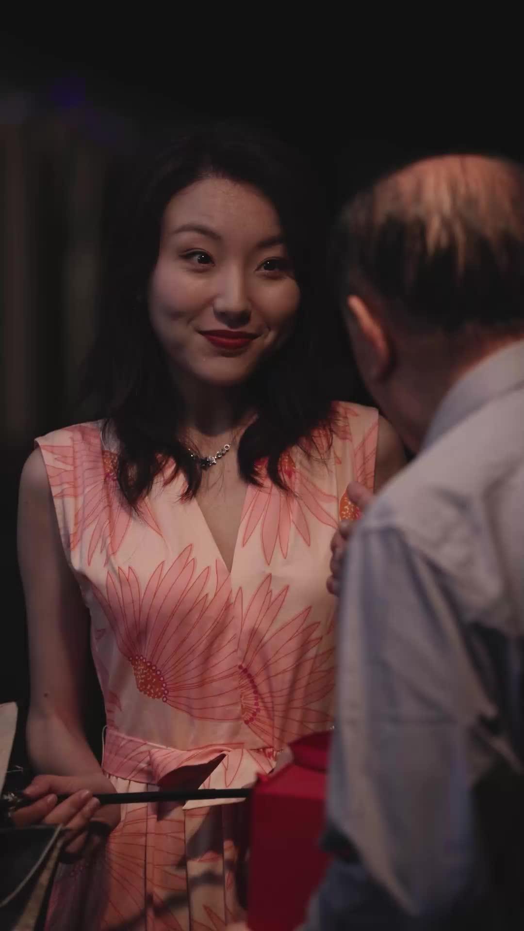 Nona Direktur yang Asli dan Palsu