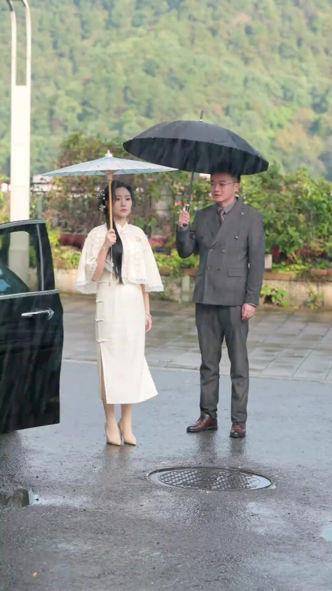 우산 끝에서 시작되는 사랑