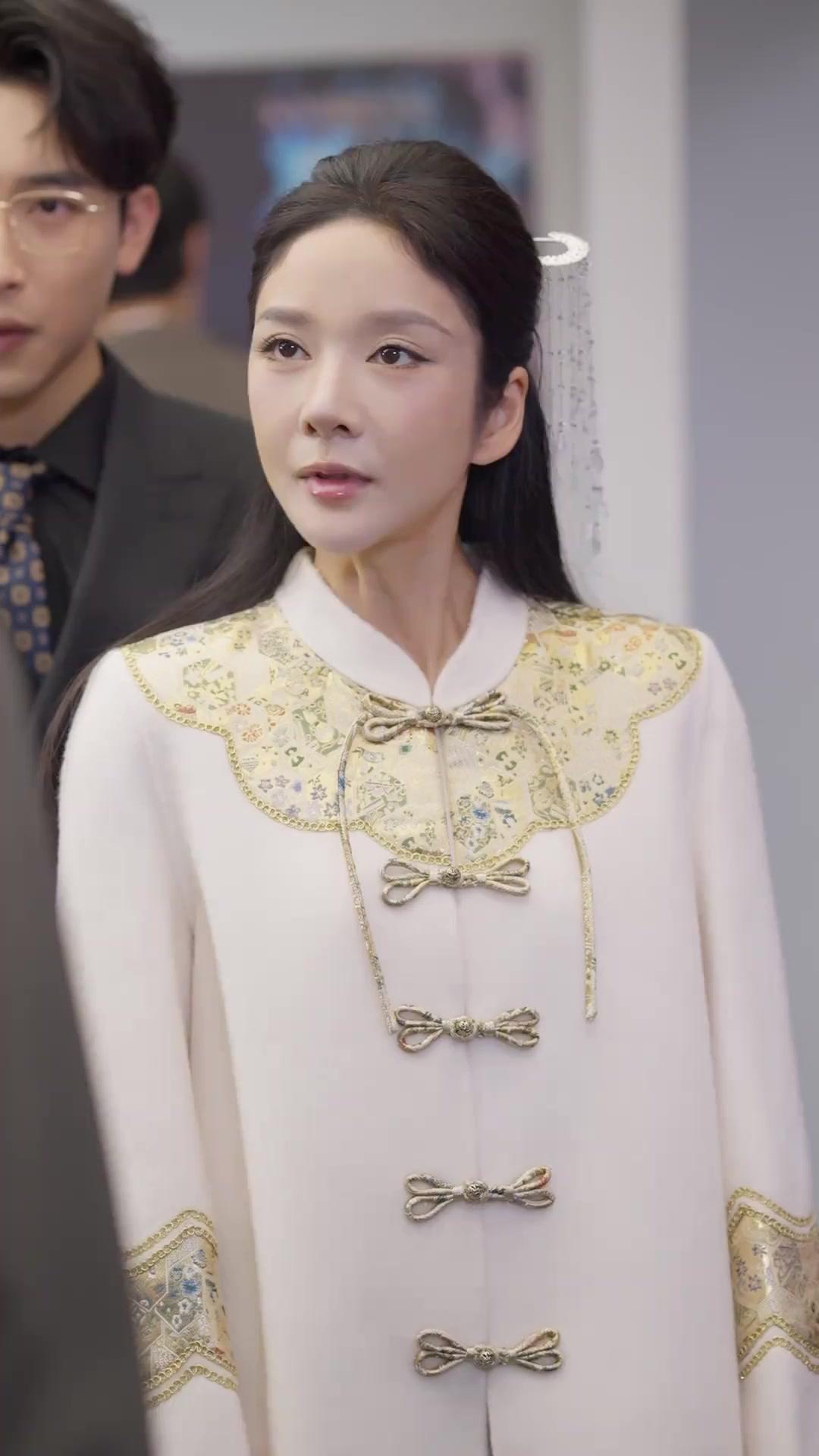Heiress Returned. Kneel or Fall!