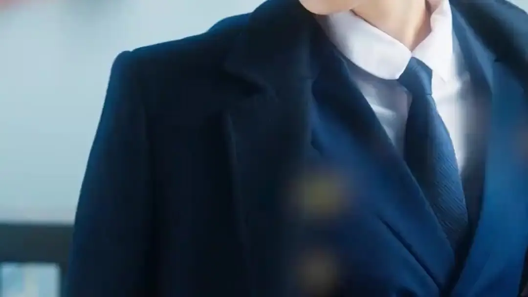 燃燒吧，特工媽媽：藍制服下的暗涌，白衫女子竟是雙面棋子？
