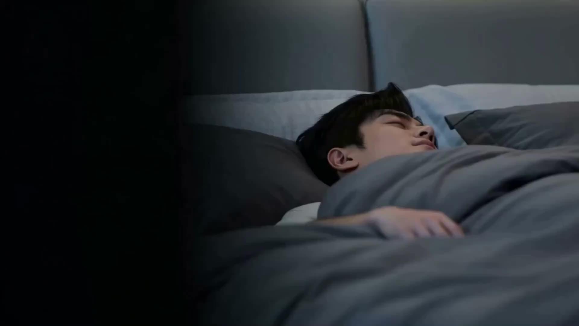 (Doublage) IL M'AIME, JE VEUX SON ARGENT