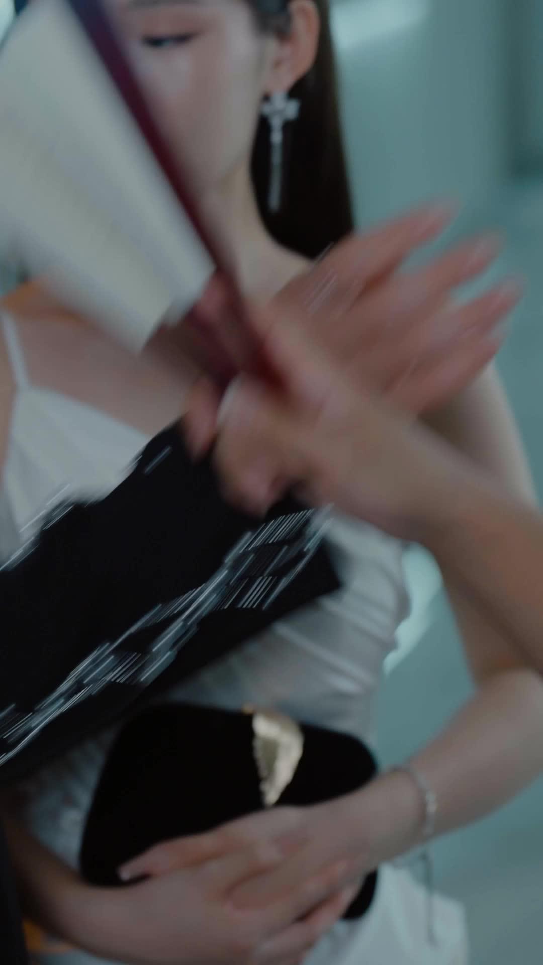 Baciare dolcemente la scapola
