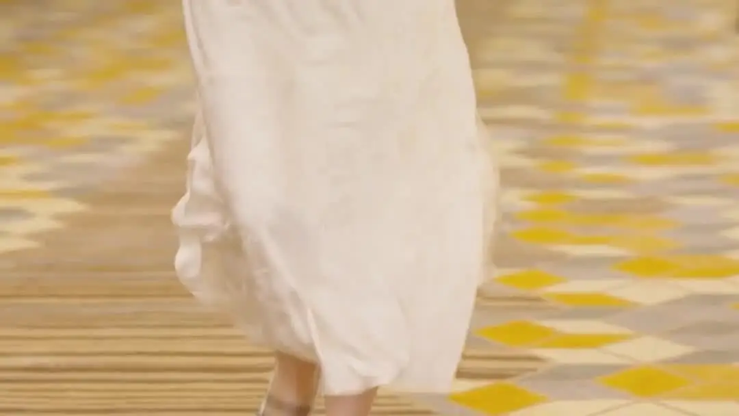รุ่นพี่ที่รักเธอ เมื่อโซฟาลายเสือกลายเป็นสนามรบแห่งสายตา