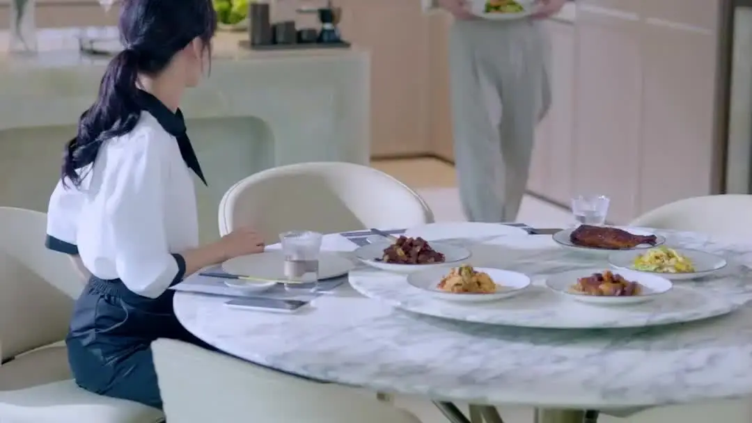 Mimpi Pelayan yang Terwujud: Saat Telepon Menghancurkan Makan Malam Romantis