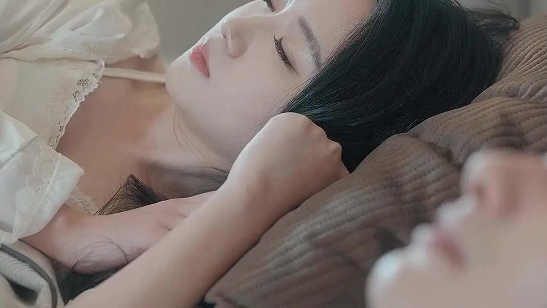쌍둥이가 선사한 두 번째 사랑: 침대 위의 눈빛과 거실의 긴장감
