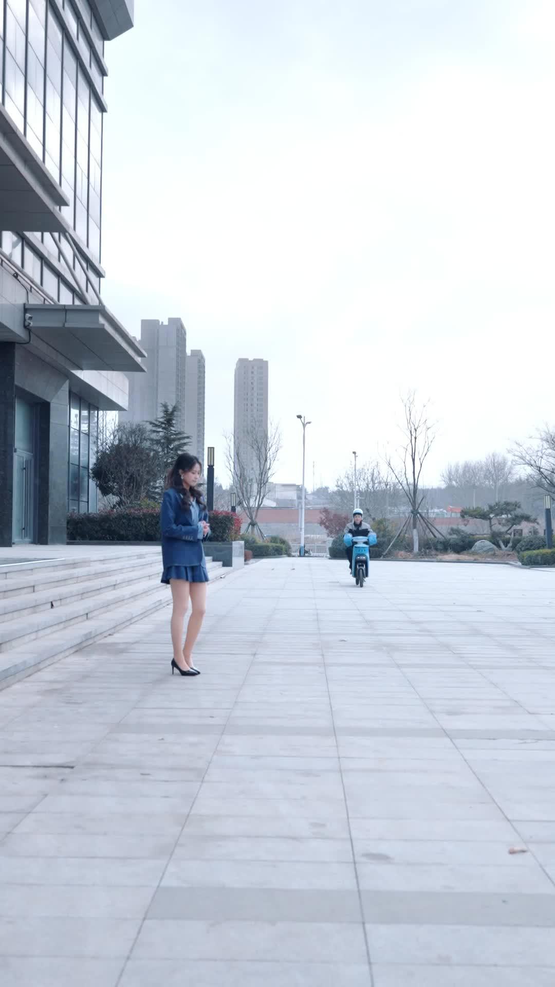 Dinikahi CEO Cantik, Mantanku Menyesal