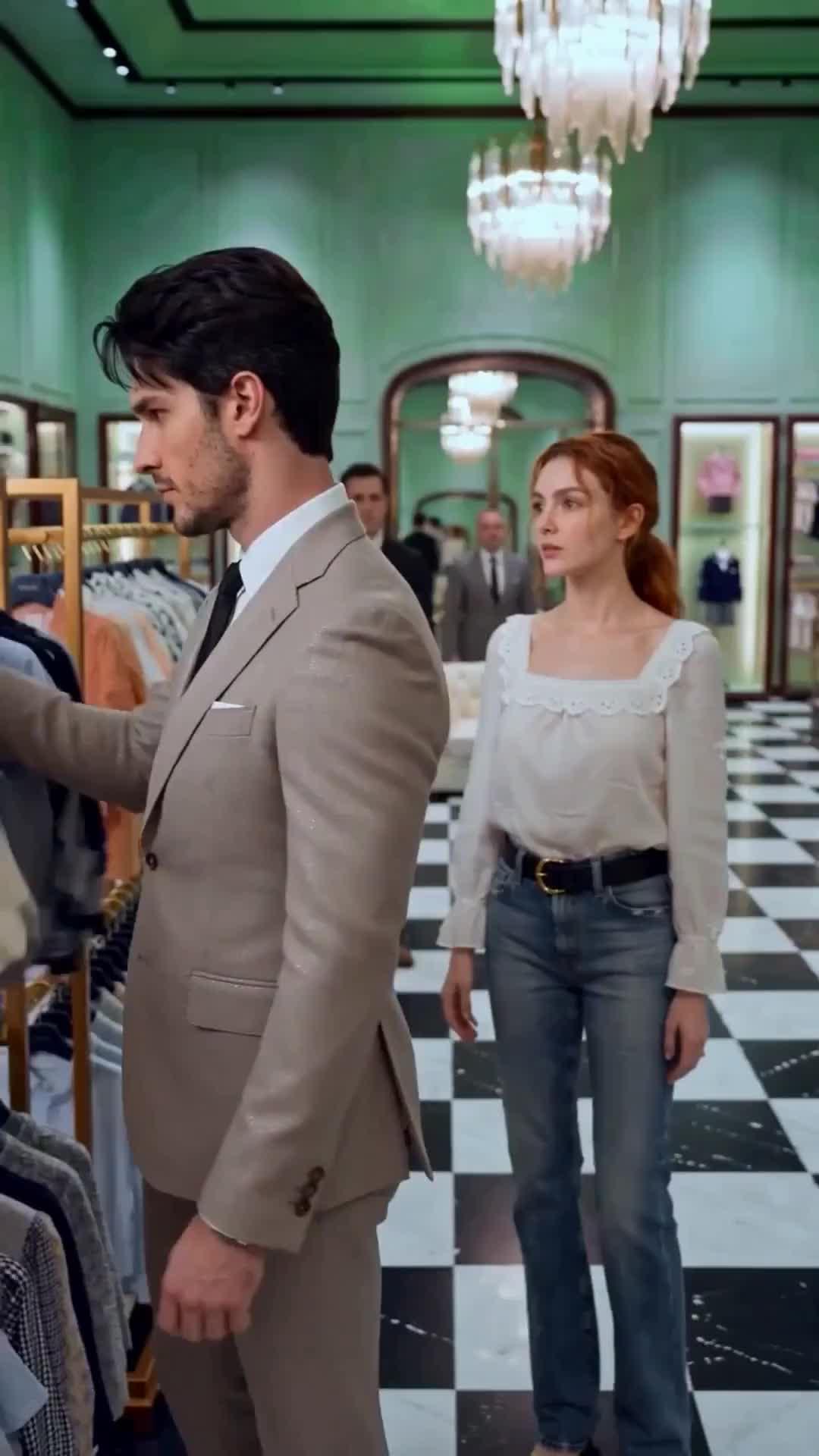 (Doblado) ¡Eres el padre de mi hijo, jefe!