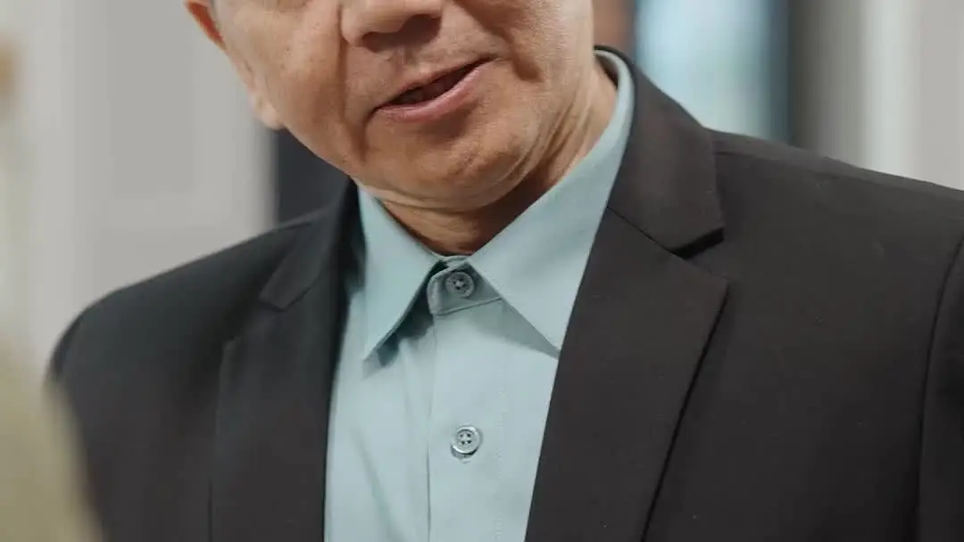 血跡白T背後的沉默革命