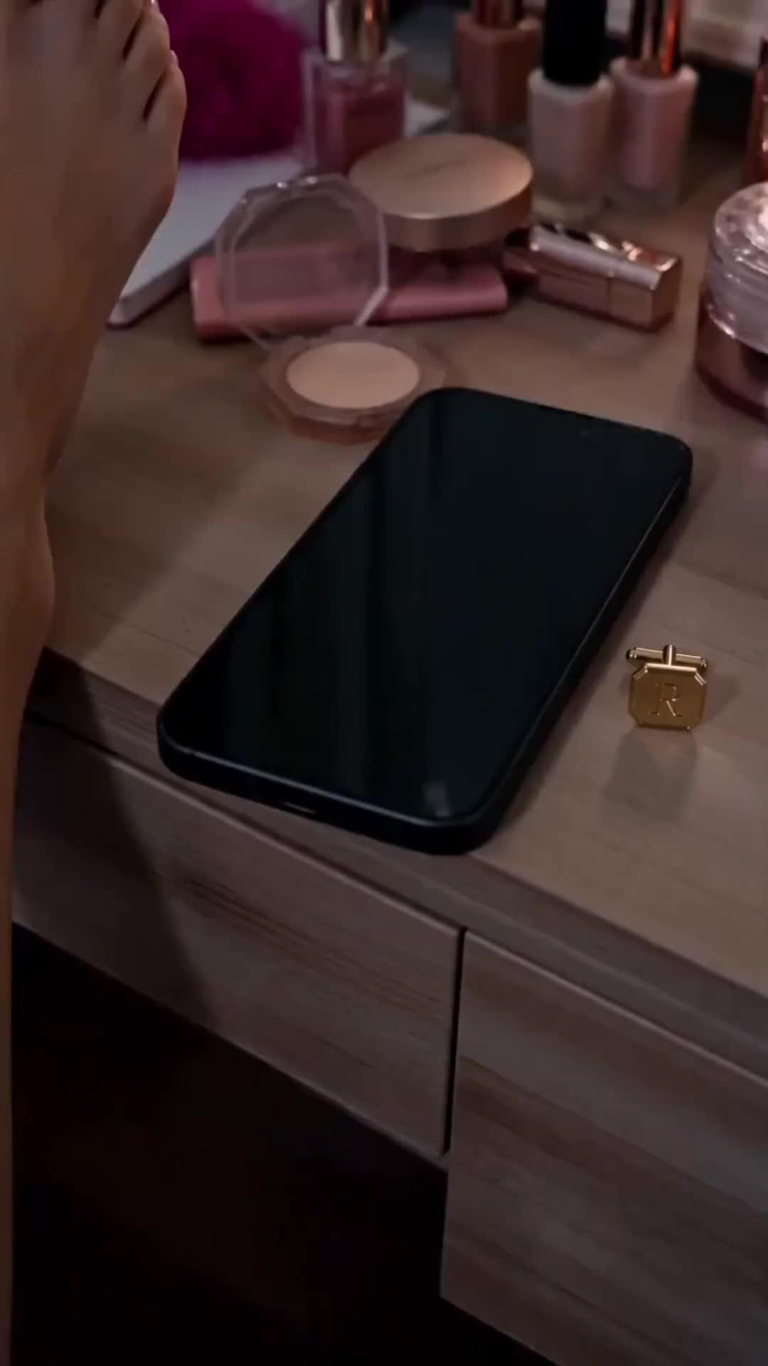 PRISE POUR UNE POUPÉE