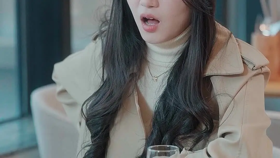 쌍둥이가 선사한 두 번째 사랑: 창가 테이블의 미묘한 긴장감